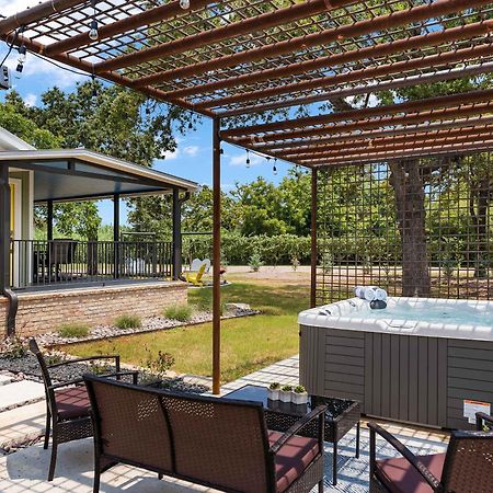 Blumenhaus Sleeps 6 Full Kitchen Plus Hot Tub Fredericksburg Exterior foto