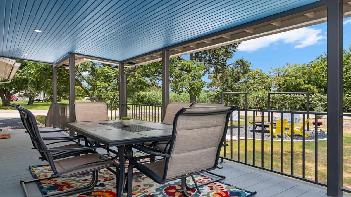 Blumenhaus Sleeps 6 Full Kitchen Plus Hot Tub Fredericksburg Exterior foto