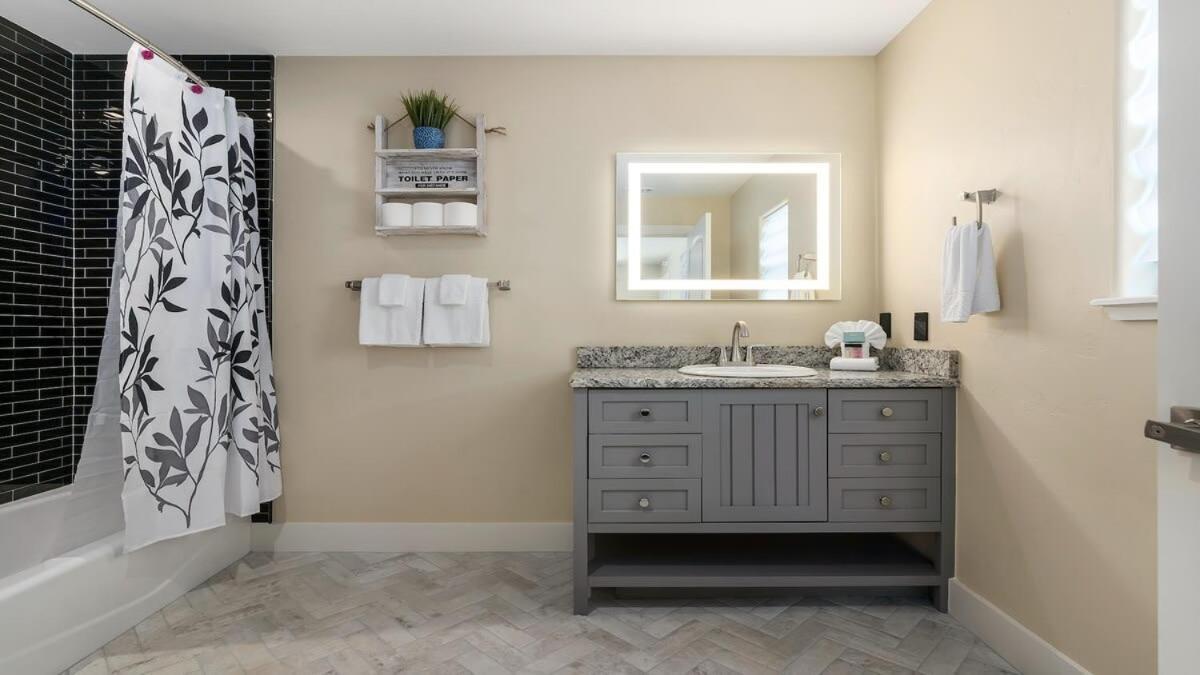 Blumenhaus Sleeps 6 Full Kitchen Plus Hot Tub Fredericksburg Exterior foto