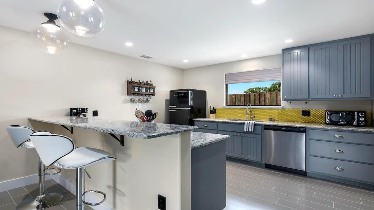 Blumenhaus Sleeps 6 Full Kitchen Plus Hot Tub Fredericksburg Exterior foto