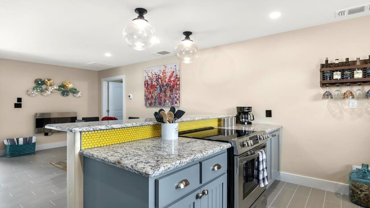 Blumenhaus Sleeps 6 Full Kitchen Plus Hot Tub Fredericksburg Exterior foto